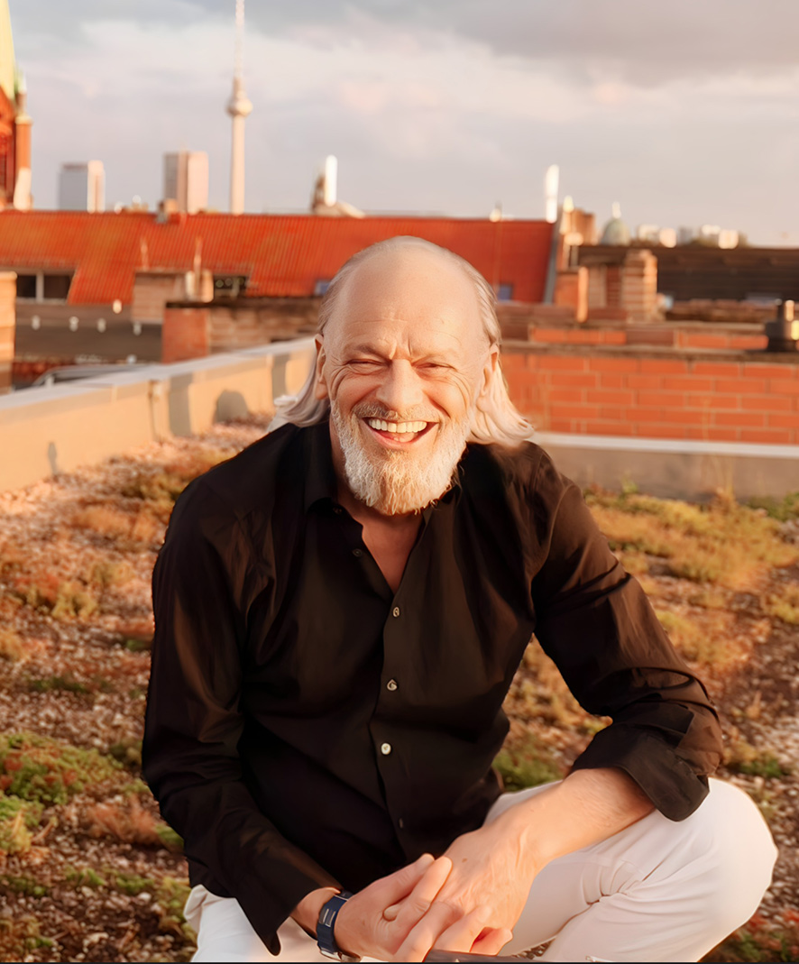 Hans Hellfried Wedenig bei Sonnenuntergang auf einer Dachterrasse